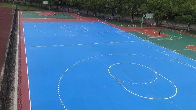 室外運(yùn)動(dòng)場(chǎng)所的硅PU球場(chǎng)材料使用好處